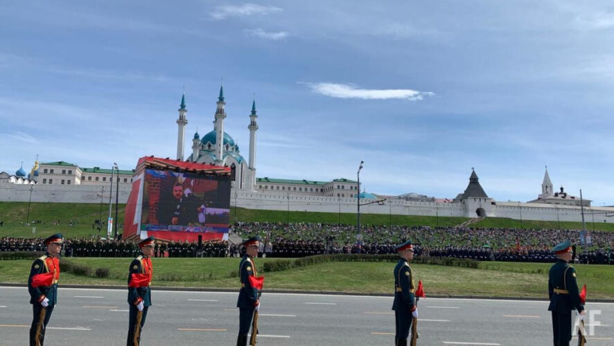 Это связано с праздником Весны и Труда