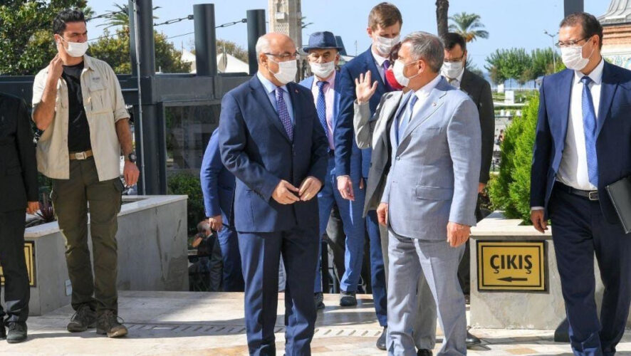 В рамках рабочей поездки в Турцию президент республики обсудил с губернатором провинции Измир возвращение к прямым бизнес-контактам .