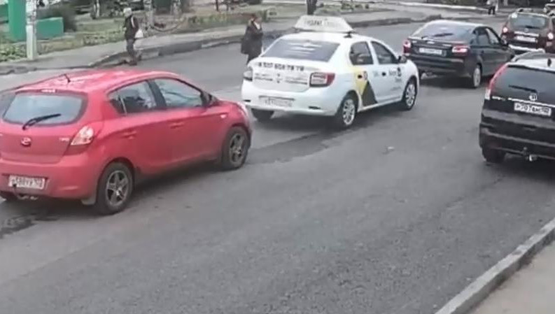 Очевидцы сразу бросились на помощь.