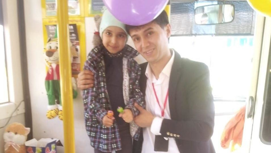 Около кабины водителя обустроили детский уголок.