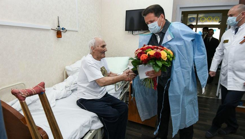 Градоначальник преподнес ему букет цветов