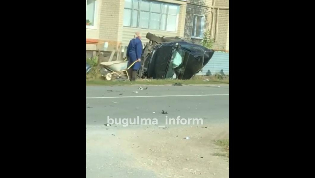 Автомобиль остановил забор.