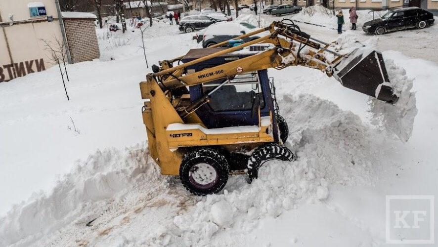 Вместе с техникой днем снег будут убирать 392 дорожных рабочих.