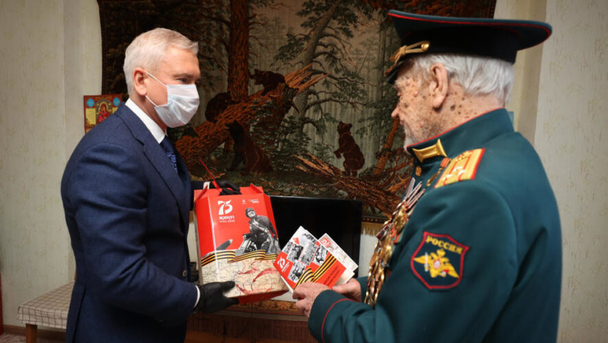 Глава исполкома Казани поздравил ветерана Великой Отечественной войны с наступающим Днем Победы.