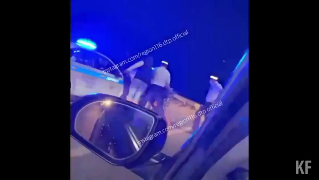 Утихомиривать его кинулось несколько полицейских.