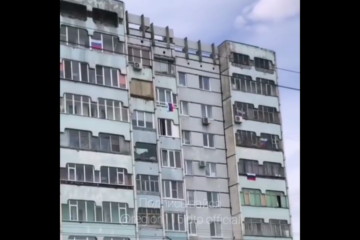 Жители столицы Татарстана вывешивают на окна российский триколор.
