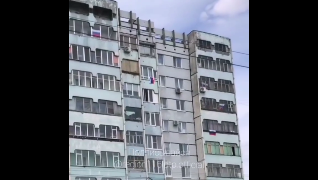 Жители столицы Татарстана вывешивают на окна российский триколор.