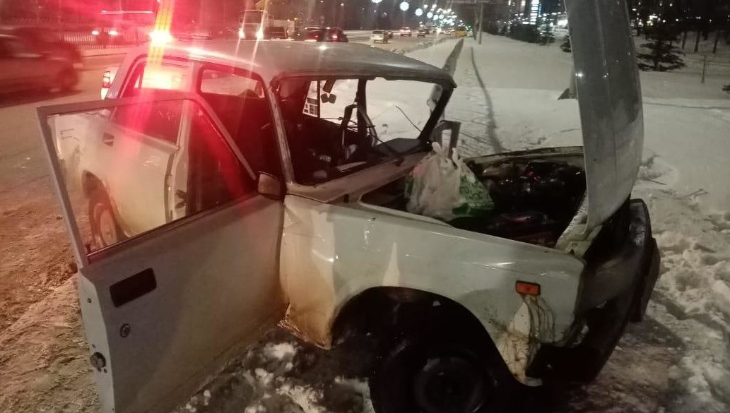 Водитель не справился с управлением и влетел в железное ограждение.