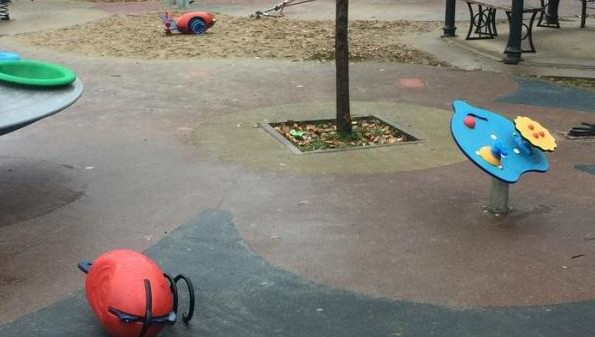 Фотографии искореженной площадки в парке имени Горького опубликовали в соцсетях.
