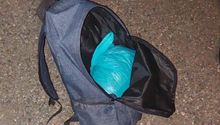 Растительное вещество он нес в рюкзаке.