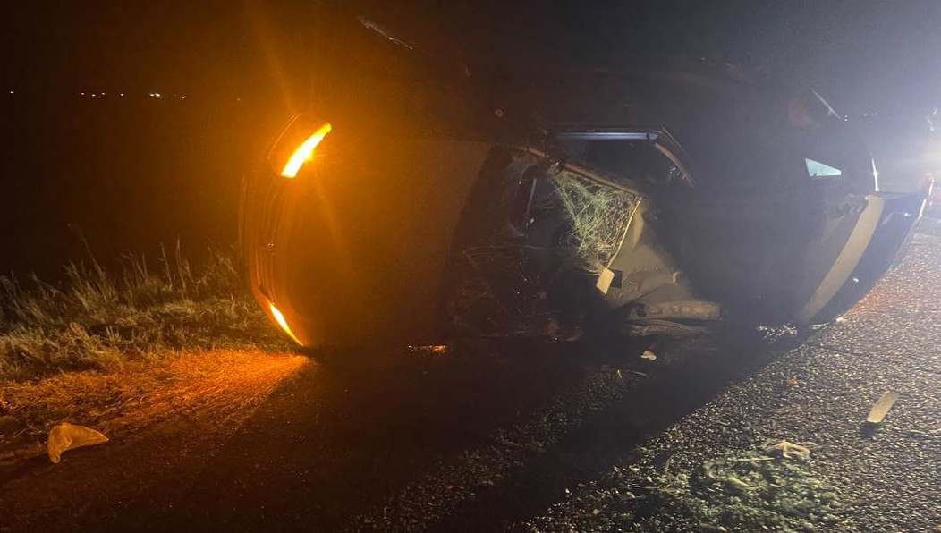 Машина «приземлилась» на бок.