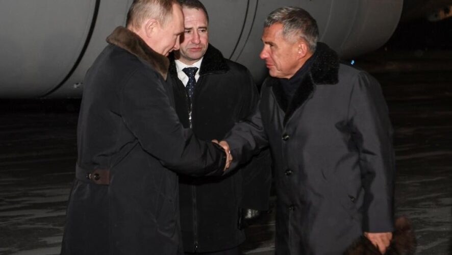 Самолет главы государства приземлился в столице Татарстана. В аэропорту его встретил президент республики Рустам Минниханов и другие официальные лица.