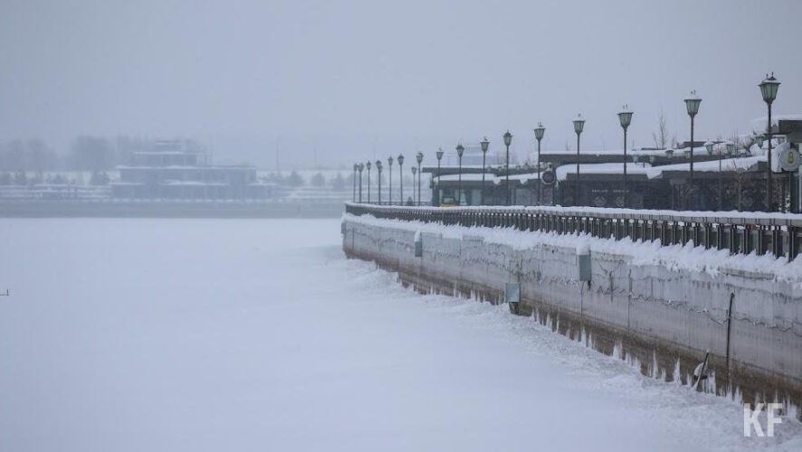 В столице республики синоптики прогнозируют облачную погоду с прояснениями и небольшой снег.