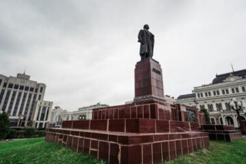 Скульптуру установили в столице Татарстана в 1954 году.
