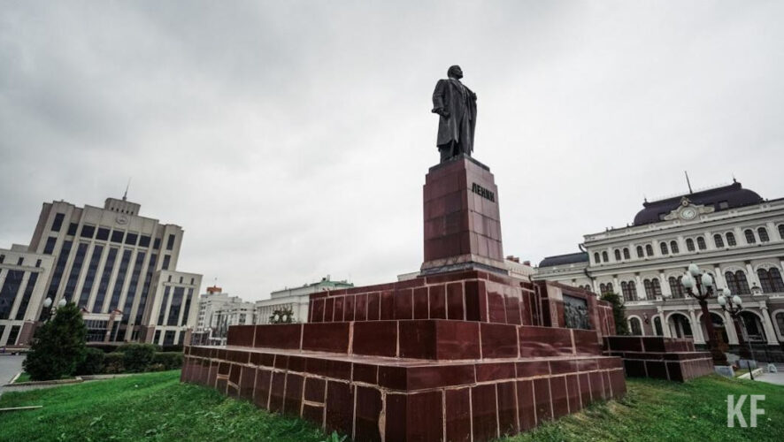Скульптуру установили в столице Татарстана в 1954 году.