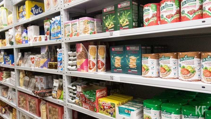 Теперь на входе в здание висит объявление о прекращении работы магазина.