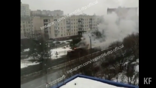 На этот раз электротранспорт заполыхал на Дементьева.