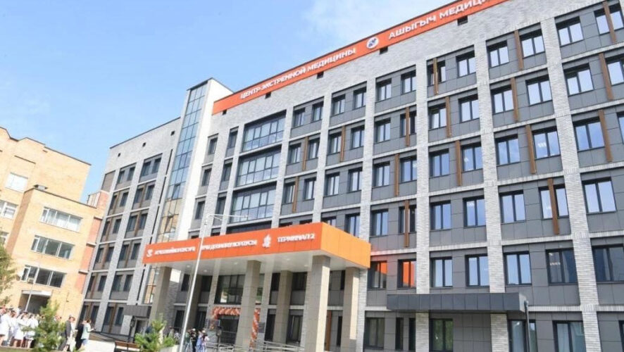 На объекте организовали 192 койки круглосуточного стационара и приемно- диагностическое отделение на 200 посещений в смену.