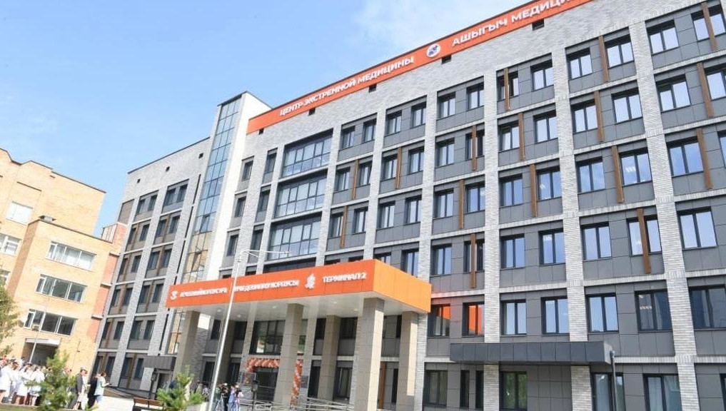 На объекте организовали 192 койки круглосуточного стационара и приемно- диагностическое отделение на 200 посещений в смену.