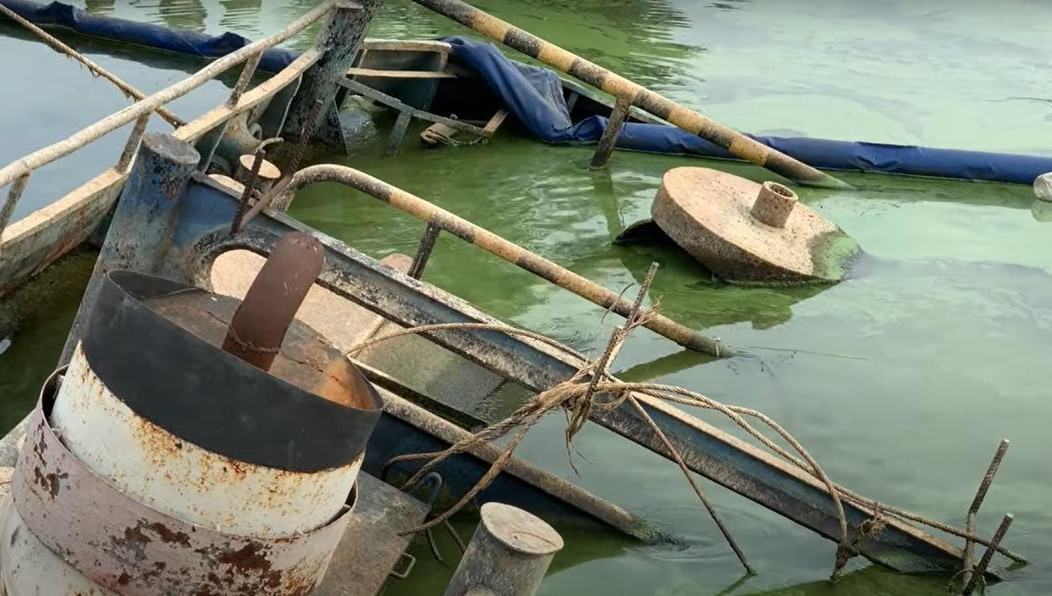 На останках из-за коррозии выделяются вредоносные вещества.