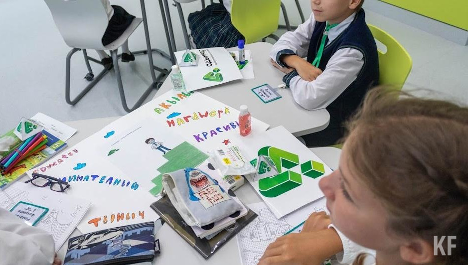 Он находится неподалеку от одноименного сквера.