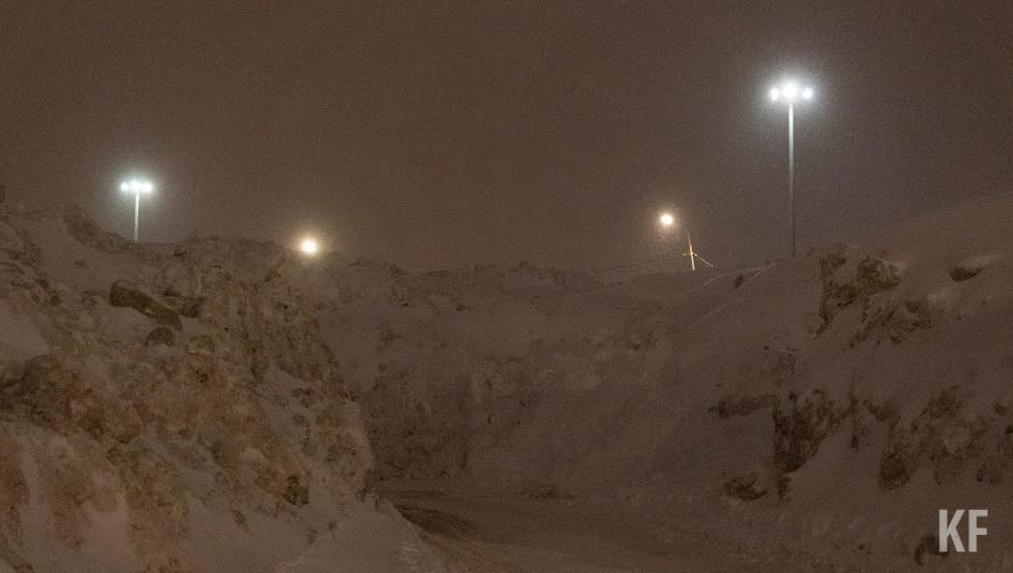 На улице рекомендуют держаться подальше от рекламных щитов