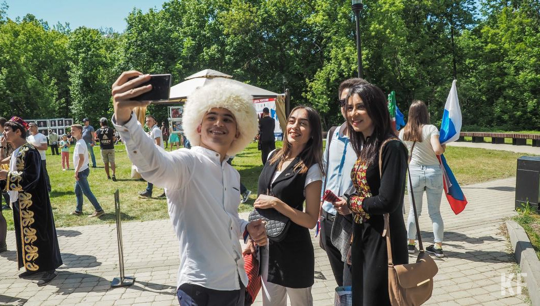 В нем участвовали представители более чем 30 национальностей.