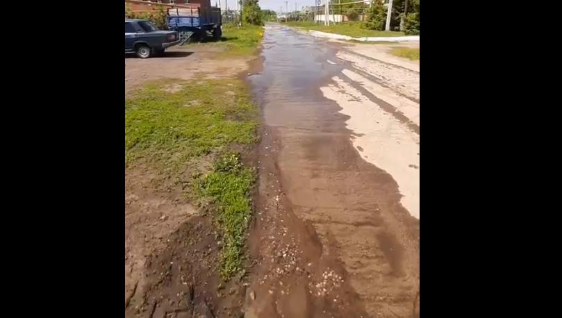 Порывы инженерных сетей происходят не первый год.