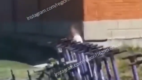 Те складываются по принципу домино.