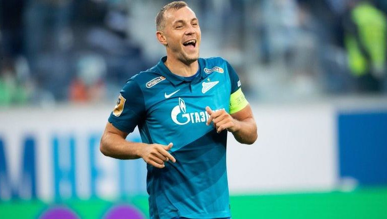 Нападающий был капитаном национальной команды при Станиславе Черчесове.