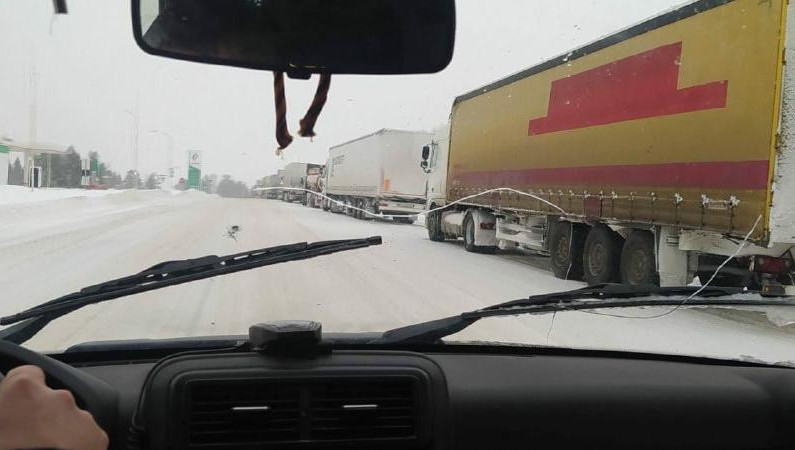 В дорожном заторе находятся как минимум 130 фур.