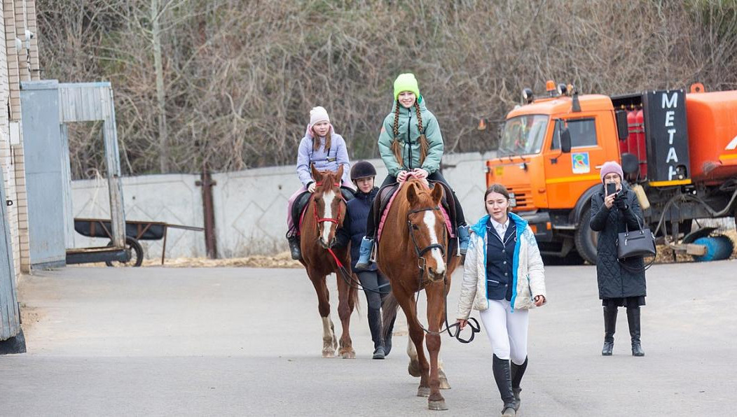 Ребят обучили седловке.