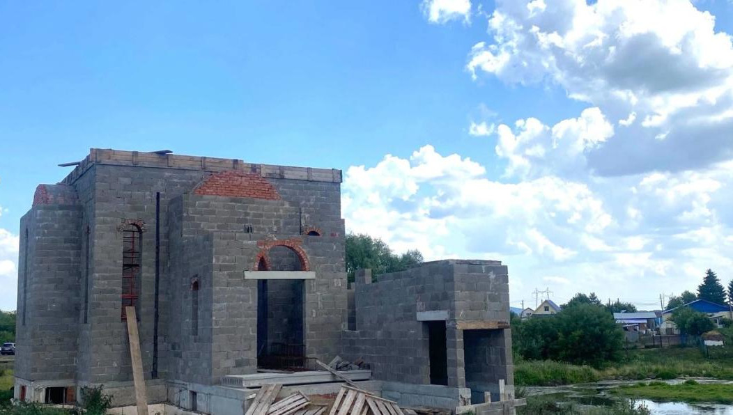 Здание возводится на средства местных жителей.