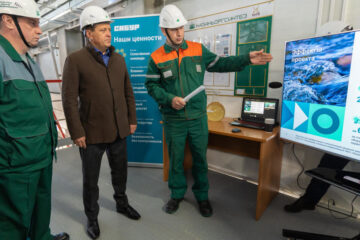 На «Казаньоргсинтезе» Ильсуру Метшину показали только что открытый блок водоподготовки для поставок чистой воды жителям столицы Татарстана.