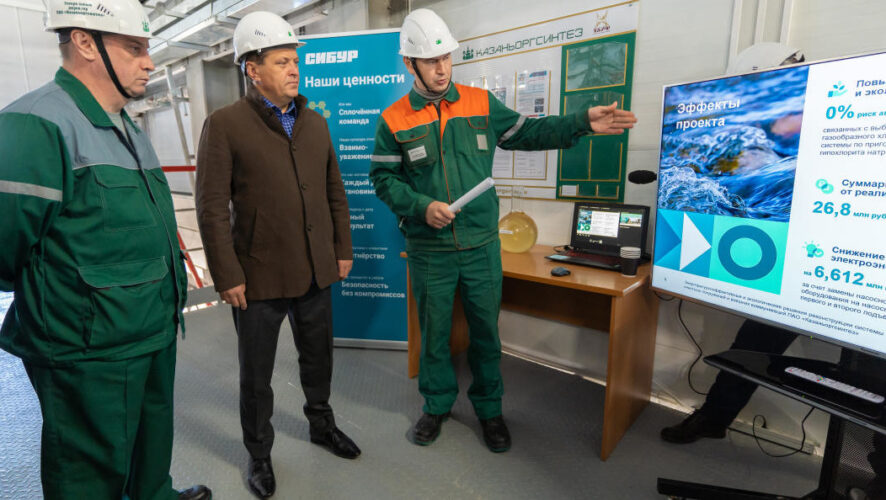 На «Казаньоргсинтезе» Ильсуру Метшину показали только что открытый блок водоподготовки для поставок чистой воды жителям столицы Татарстана.