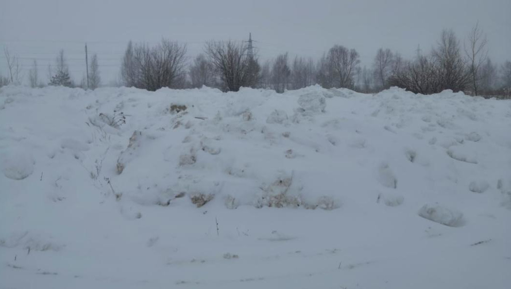 Нарушитель вывалил у деревни Старые Гардали 480 куб.м снега.