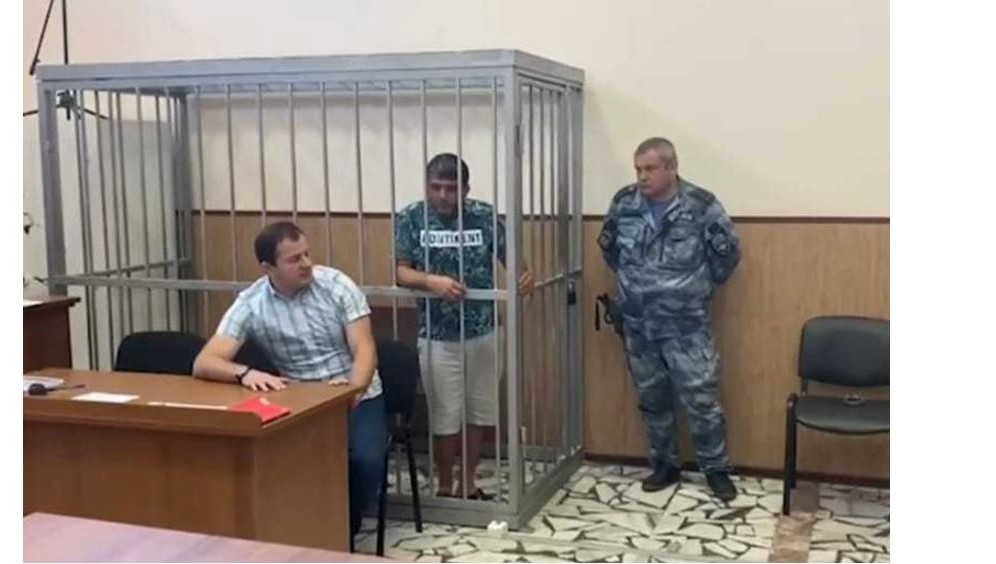 Вместе с подельниками сотрудник пляжа взял арматуру