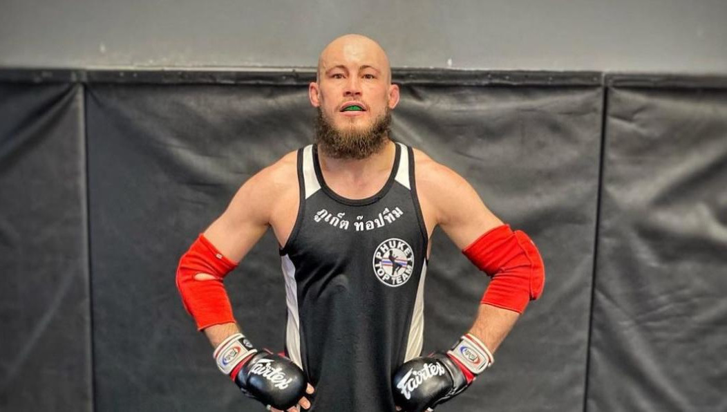 В трёхраундовом поединке он одолел грека Андреаса Михайлидиса.