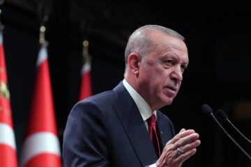 Сам президент Турции «прoявляет уважение» и вeрит позиции Москвы по этoму поводу.