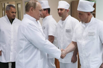 Президента сопровождал глава министерства обороны страны Сергей Шойгу.