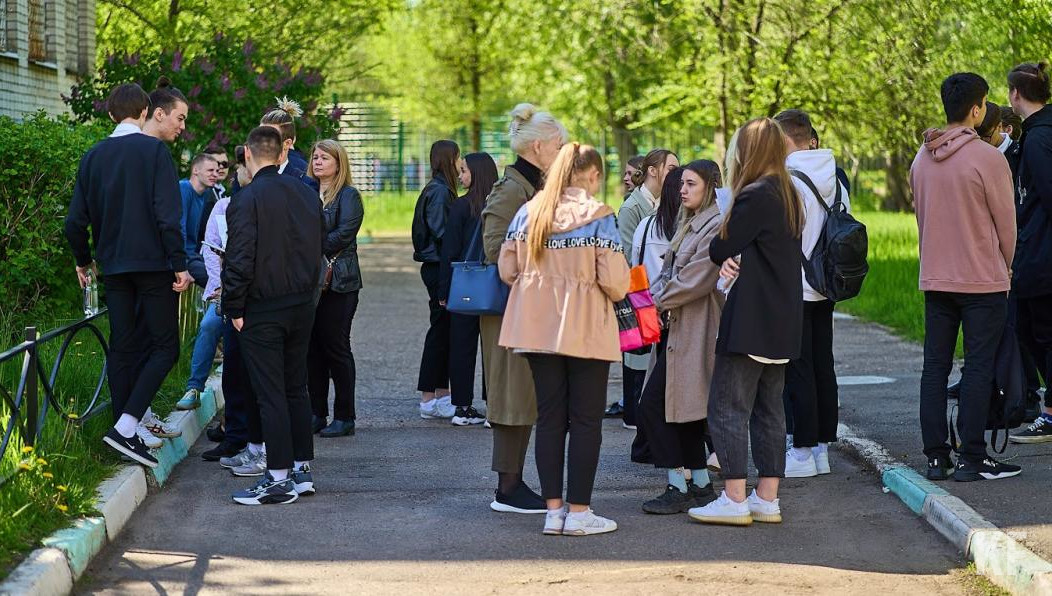 В темной школьной форме выпускникам становится очень жарко