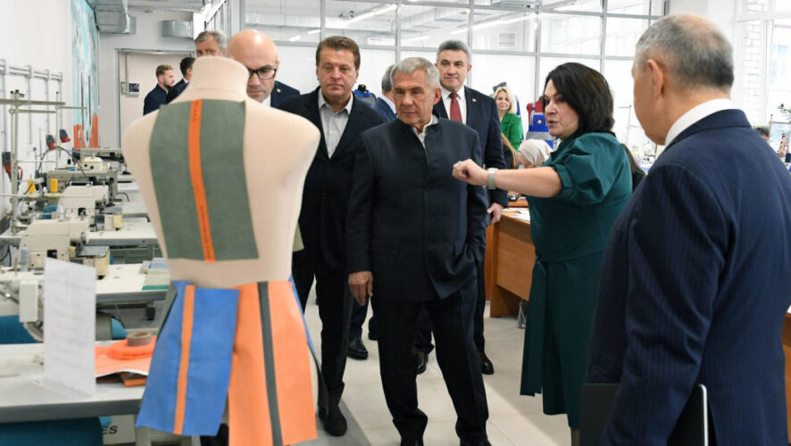 Одно из направлений - разработка и создание новых моделей одежды на основе татарского народного костюма.