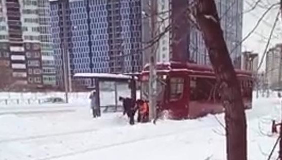 Снежные заносы на трамвайных путях образовались на улице Габишева рядом с ЖК «Возрождение».