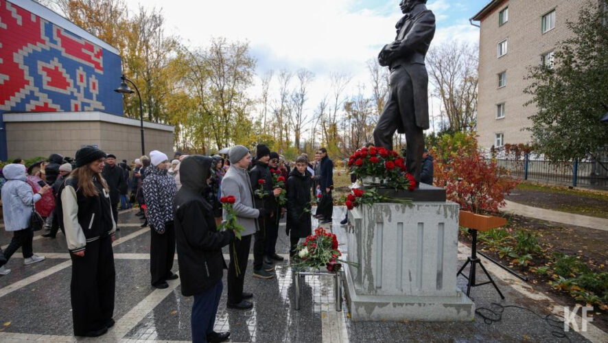 Памятник великому русскому поэту появился на территории казанской гимназии №93.