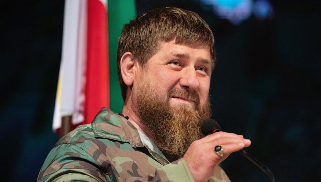 В сети появился фейк о медицинском приборе на пальце главы Чeчни.