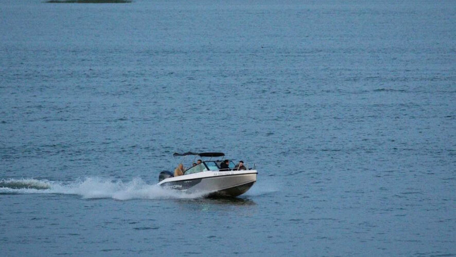Эксперты советуют заранее бронировать номера в популярных отелях.