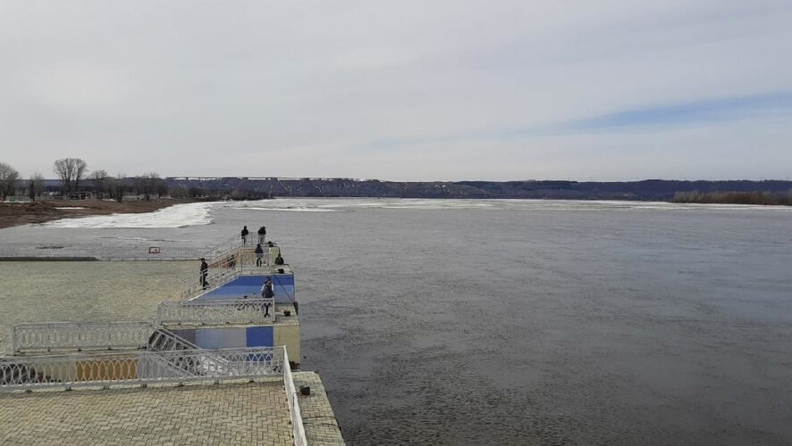 Ледоход начался после полудня.