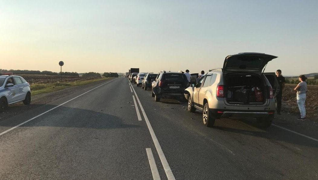 Водитель наехал на три автомобиля на дороге Казань-Буинск-Ульяновск.