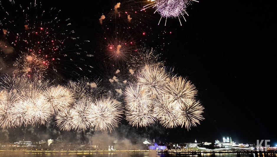 Салют запустили у набережной Казанки.