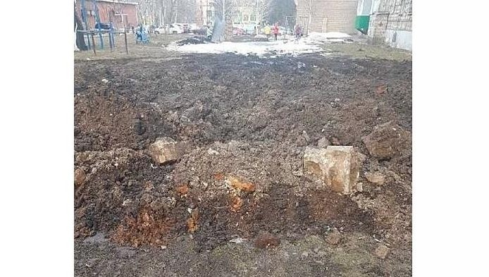 На разрушенную детскую площадку на улице Булгар пожаловалась жительница Азнакаево. Запись опубликована в разделе «Народный контроль» портала госуслуг.